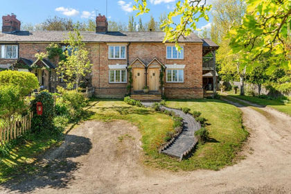 2.5 acres of Cottage for sale in Bishop's Itchington
