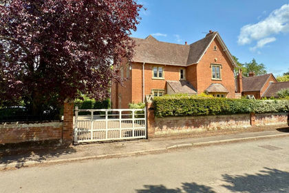 1 acre of House with Land for sale in Twyning