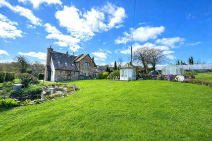 8.1 acres of Farmhouse for sale in Rose Ash