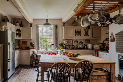 4.5 acres of Farmhouse for sale in Bulkington