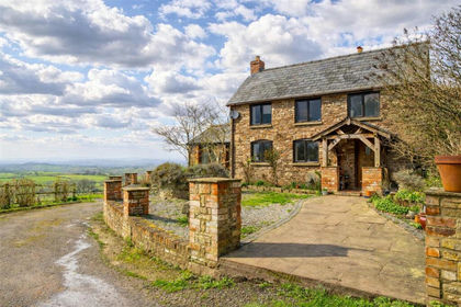 3.5 acres of Farmhouse for sale in Trellech United