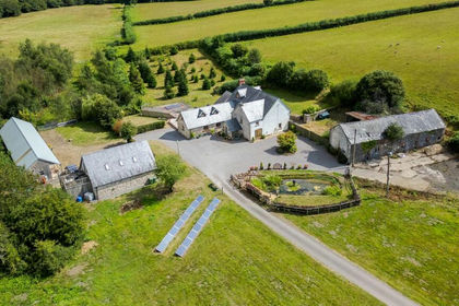 35 acres of Farmhouse for sale in Pont-y-clun