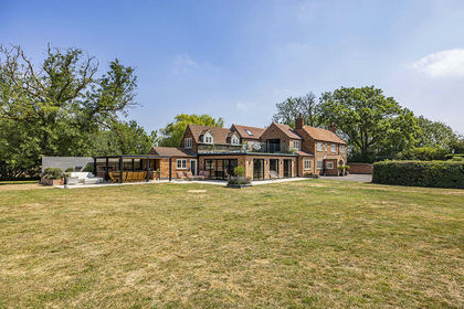 2.7 acres of House with Land for sale in Hoveringham