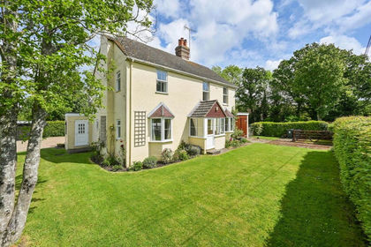 4.9 acres of Farmhouse for sale in High Halden