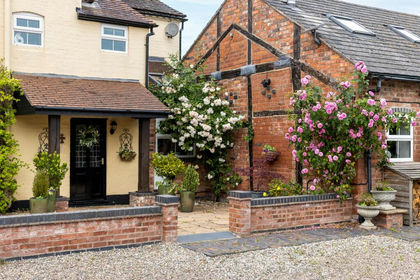 5 acres of Farmhouse for sale in Stourport-on-Severn