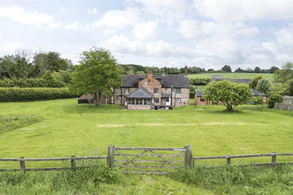 3.2 acres of Farmhouse for sale in St. Mary Bourne