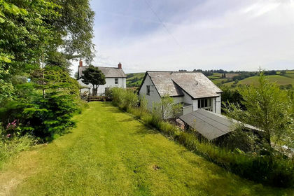 5.8 acres of Farmhouse for sale in Cray