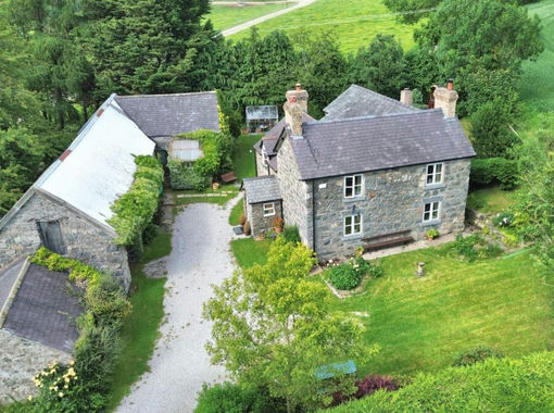 2.6 acres of Farmhouse for sale in Gwyddelwern