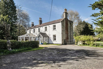 1 acre of House with Land for sale in Warminster