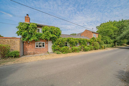 1 acre of Cottage for sale in Lapworth