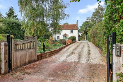 2.7 acres of Cottage for sale in Fyfield