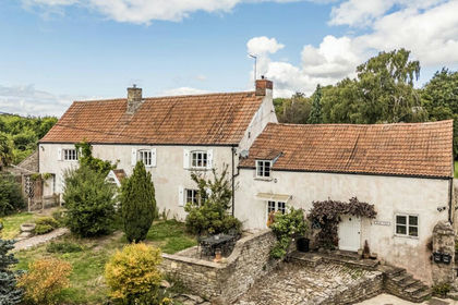 2.2 acres of Farmhouse for sale in Oldbury-upon-Severn