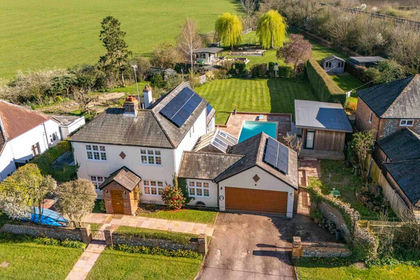 1 acre of House with Land for sale in Longwick-cum-Ilmer