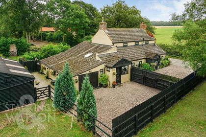 1 acre of Cottage for sale in Norton Subcourse