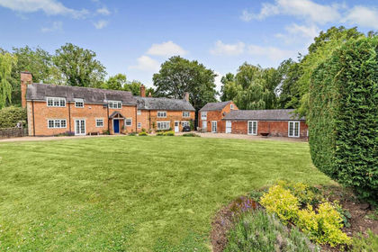 3 acres of Farmhouse for sale in Allexton