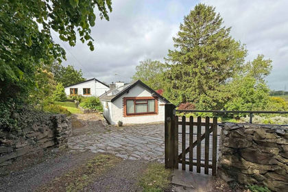 1.5 acres of Cottage for sale in Llanddeiniolen