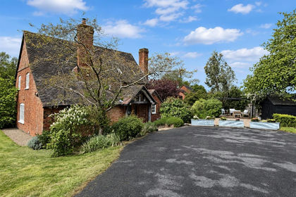 1 acre of Cottage for sale in Rowington