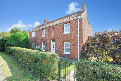5 acres of Cottage for sale in Middle Rasen