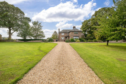 2.3 acres of House with Land for sale in Glentworth