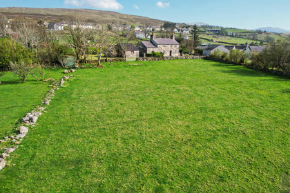 5.3 acres of Farmhouse for sale in Llandwrog