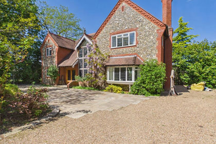 1 acre of House with Land for sale in Wraysbury