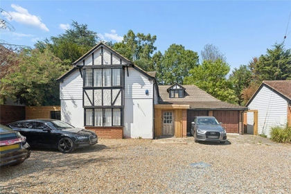 1.8 acres of House with Land for sale in Hornchurch and Upminster