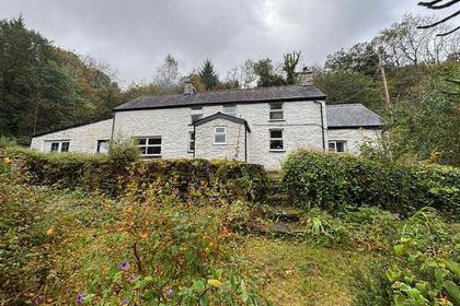 6 acres of Smallholding for sale in Llanddewi Brefi
