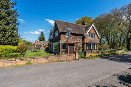 2.3 acres of Farmhouse for sale in Westerham