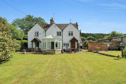 1.5 acres of House with Land for sale in Sulham