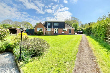 1.5 acres of Equestrian property for sale in Maer