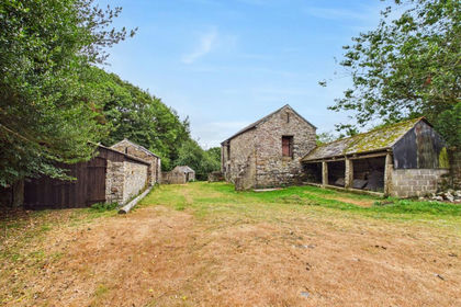 1.5 acres of Barn for sale in Linkinhorne