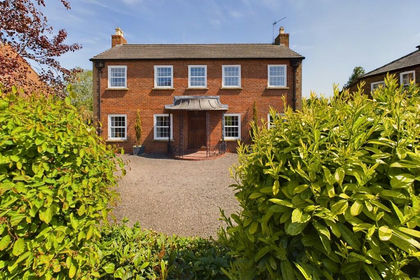 3.5 acres of Equestrian property for sale in Welney