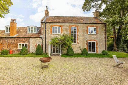 9.7 acres of Farmhouse for sale in Little Ponton and Stroxton