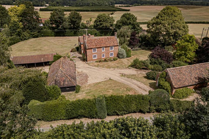 3.4 acres of Farmhouse for sale in Chilham