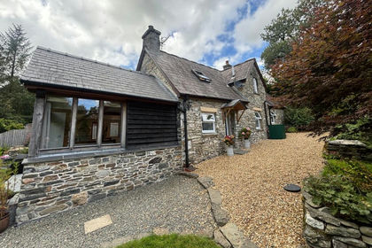 1 acre of Cottage for sale in Llanwenog