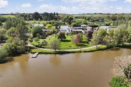 400 acres of Estate for sale in Holbeton