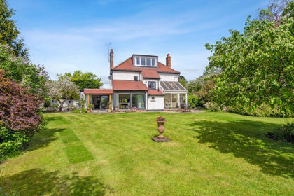 1 acre of House with Land for sale in Dinton-with-Ford and Upton