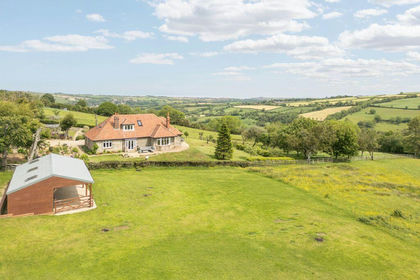 5 acres of House with Land for sale in Eskdaleside cum Ugglebarnby