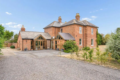 5 acres of Equestrian property for sale in Hogshaw