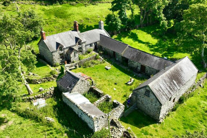 1.6 acres of Farmhouse for sale in Clynnog
