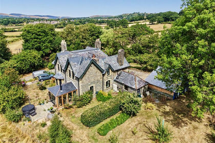 1.7 acres of Country Home for sale in Llanbadarn Fawr
