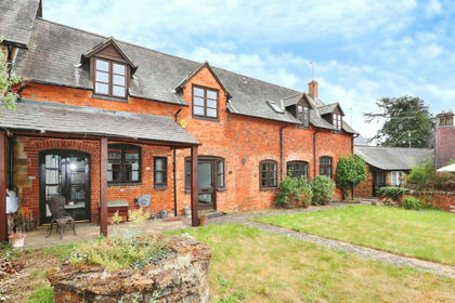 Barn Conversion for sale in Chipping Warden and Edgcote