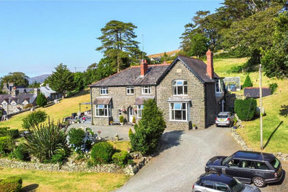 8.5 acres of Country Estate for sale in Llangelynnin