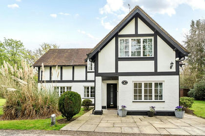1.8 acres of House with Land for sale in Farnham Royal