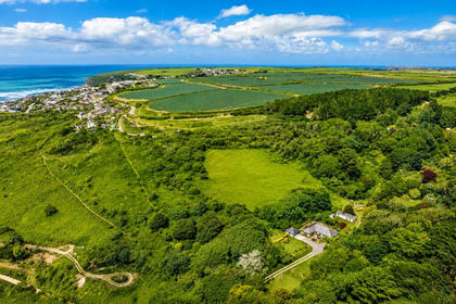 7 acres of House with Land for sale in Mawgan-in-Pydar