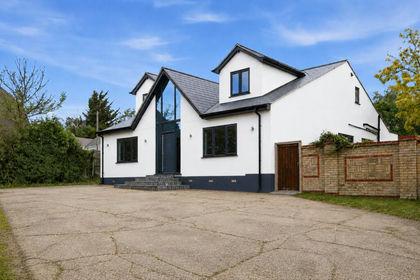1.4 acres of House with Land for sale in South Basildon and East Thurrock
