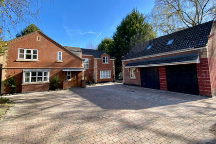 2.6 acres of House with Land for sale in Grantham and Bourne