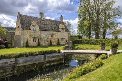 2.5 acres of Farmhouse for sale in Saintbury