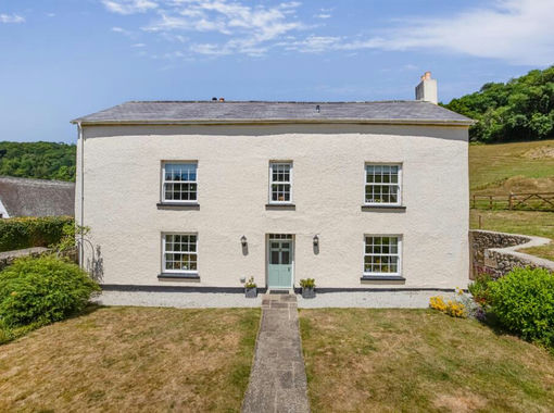 5.4 acres of Farmhouse for sale in Bovey Tracey