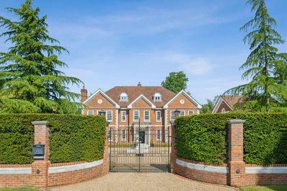 2.3 acres of House with Land for sale in Eltham and Chislehurst